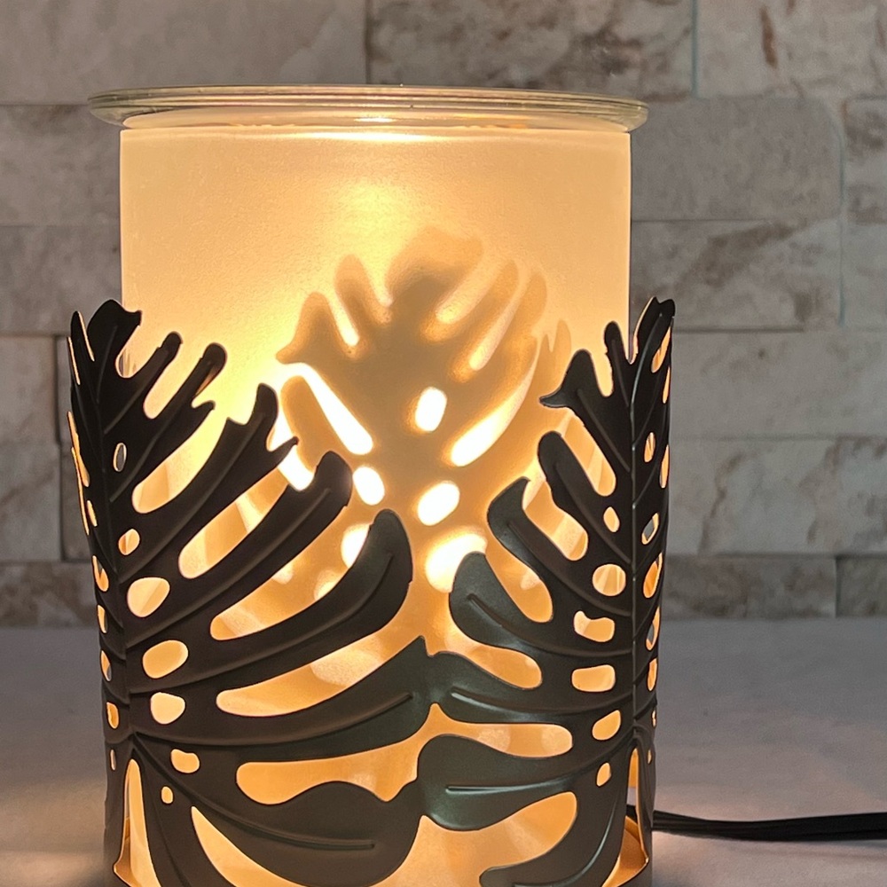 Scentsy Luxe Leaves Warmer - Elegant Silver - Picture 3 of 3